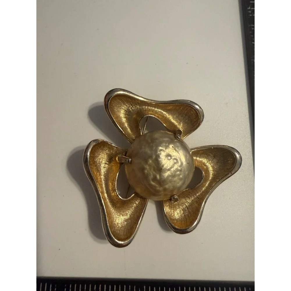 Sarah Coventry Gold Tone Faux Mabe Pearl Abstract Flower Brooch Pin Vintage